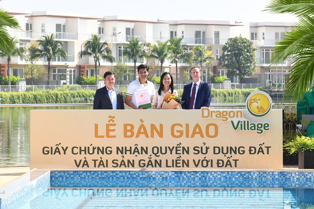 Trao sổ hồng cho cư dân Dragon Village và Dragon Parc, Phú Long khẳng định uy tín Nhà phát triển đô thị bền vững - Ảnh 1.