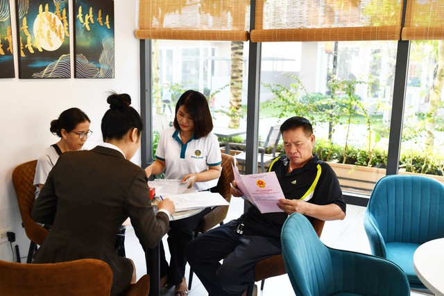 Trao sổ hồng cho cư dân Dragon Village và Dragon Parc, Phú Long khẳng định uy tín Nhà phát triển đô thị bền vững - Ảnh 2.