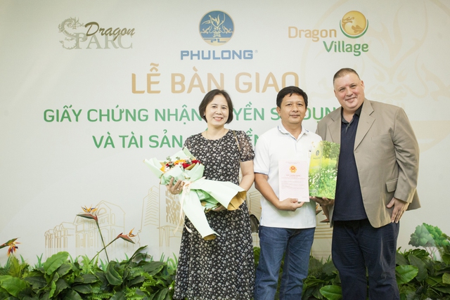 Trao sổ hồng cho cư dân Dragon Village và Dragon Parc, Phú Long khẳng định uy tín Nhà phát triển đô thị bền vững - Ảnh 7.