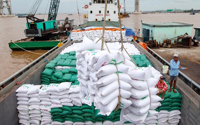 Xuất khẩu gạo thu về gần 4 tỷ USD trong 10 tháng - Ảnh 1.