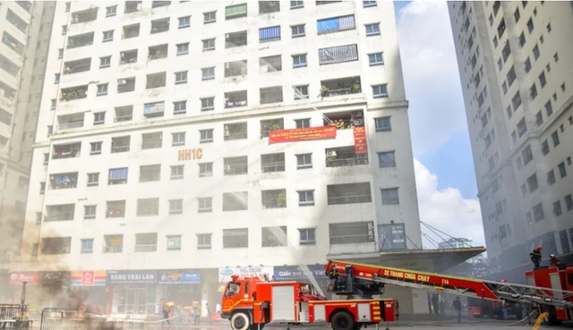 Quận Hoàng Mai diễn tập phương án chữa cháy và cứu nạn, cứu hộ tại chung cư cao tầng - Ảnh 1.