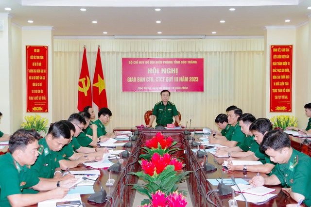 Đại tá Nguyễn Trìu Mến - Bí thư Đảng ủy, Chính ủy BĐBP tỉnh phát biểu kết luận hội nghị.