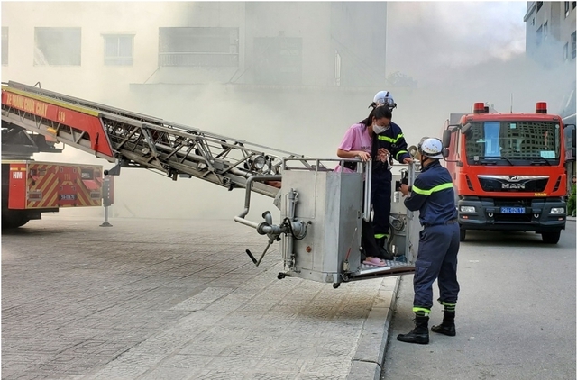 Quận Hoàng Mai diễn tập phương án chữa cháy và cứu nạn, cứu hộ tại chung cư cao tầng - Ảnh 5.