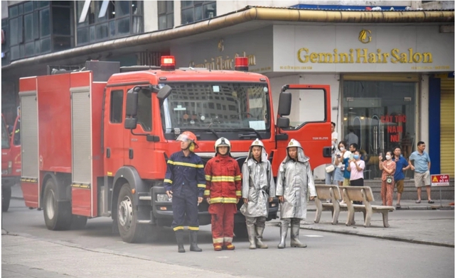Quận Hoàng Mai diễn tập phương án chữa cháy và cứu nạn, cứu hộ tại chung cư cao tầng - Ảnh 4.