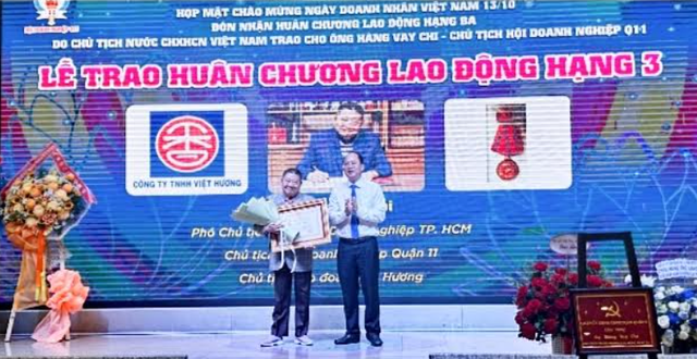 TP.Hồ Chí Minh: Chủ tịch Hội Doanh nghiệp quận 11 nhận Huân chương Lao động  hạng 3  - Ảnh 1.
