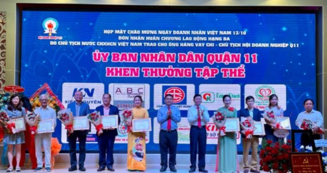 TP.Hồ Chí Minh: Chủ tịch Hội Doanh nghiệp quận 11 nhận Huân chương Lao động  hạng 3  - Ảnh 2.