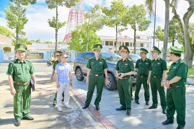 Đoàn cán bộ Bộ Tư lệnh BĐBP, Truyền hình Quân đội, Lãnh đạo BĐBP tỉnh Kiên Giang khảo sát thực tế tại công viên Chiêu Anh Các, TP Hà Tiên nơi dự kiến tổ chức cầu truyền hình trực tiếp.
