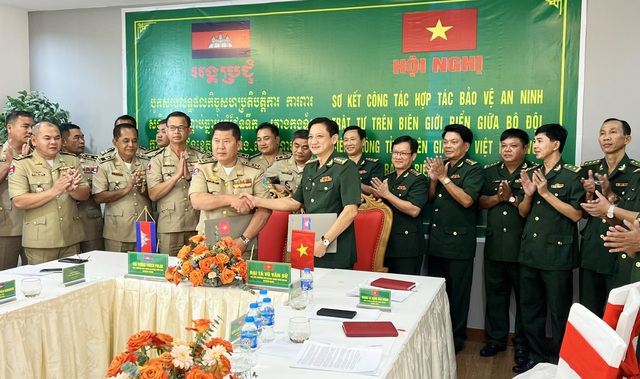 Đại tá Võ Văn Sử -, Chỉ huy trưởng BĐBP tỉnh Kiên Giang và Đại tướng Touch Polak, Cục trưởng Cục Công an bảo vệ biên giới biển Campuchia ký kết, trao biên bản ghi nhớ.