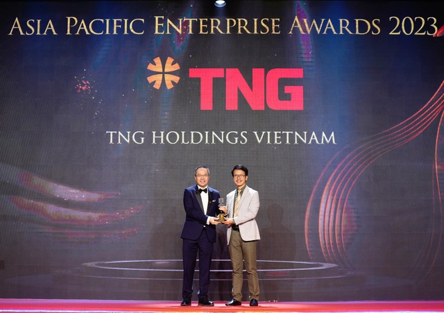 Ông Trần Tuấn Việt – đại diện TNG Holdings Vietnam nhận giải thưởng &quot;Doanh nghiệp xuất sắc châu Á&quot;.