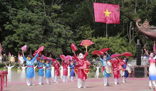 Thanh Hóa: Hàng nghìn người dân nô nức về dự Lễ hội Lam Kinh năm 2023 - Ảnh 7.