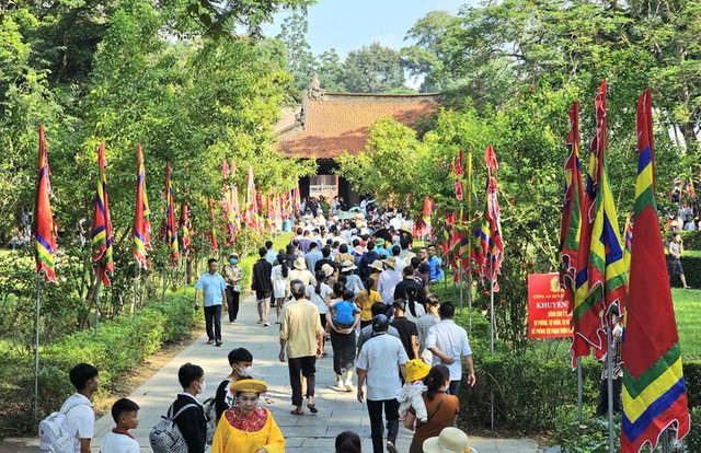 Thanh Hóa: Hàng nghìn người dân nô nức về dự Lễ hội Lam Kinh năm 2023 - Ảnh 10.