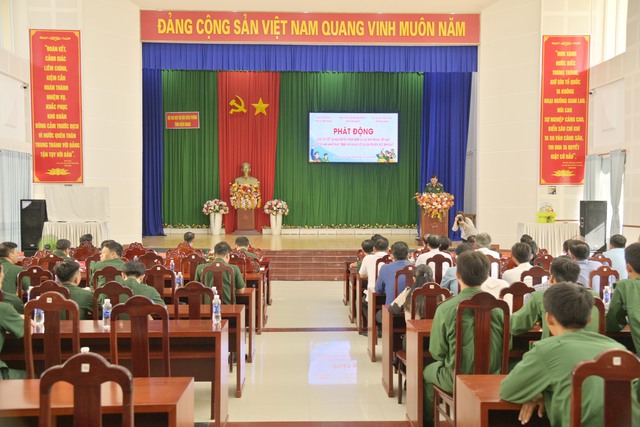 Đại tá Huỳnh Văn Đông - Bí thư Đảng uỷ, Chính ủy BĐBP tỉnh Kiên Giang phát động các cuộc thi.