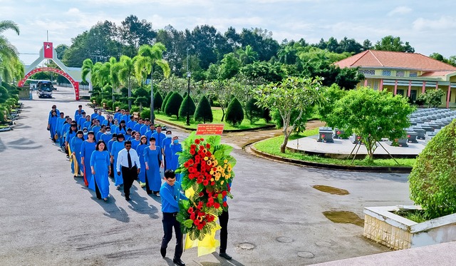 Đoàn Đại hội đại biểu Công đoàn tỉnh Trà Vinh dâng hương, dâng hoa tại đền thờ Bác Hồ, Nghĩa trang Liệt sĩ tỉnh.