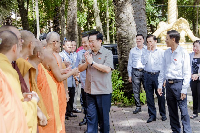 Ủy viên Bộ Chính trị, Chủ tịch Quốc hội Vương Đình Huệ; Phó Thủ tướng Chính phủ Lê Minh Khái và đoàn công tác Quốc hội đến thăm, chúc mừng Lễ Sene Dolta đồng bào Khmer năm 2023.