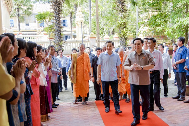 Chủ tịch Quốc hội Vương Đình Huệ; Phó Thủ tướng Chính phủ Lê Minh Khái và đoàn công tác Quốc hội đến thăm Trường Bổ túc văn hóa Pali Trung cấp Nam bộ nhân dịp Lễ Sene Dolta của đồng bào dân tộc Khmer năm 2023.