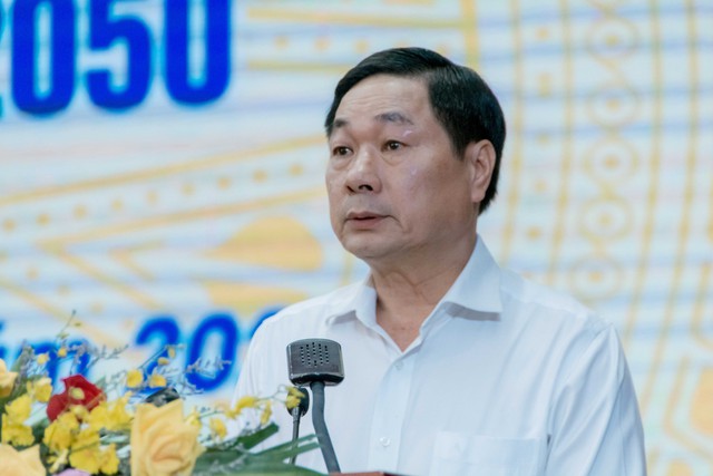 Phó Chủ tịch UBND tỉnh Sóc Trăng Lâm Hoàng Nghiệp báo cáo tóm tắt nội dung triển khai thực hiện Quy hoạch tỉnh Sóc Trăng tại Hội nghị.