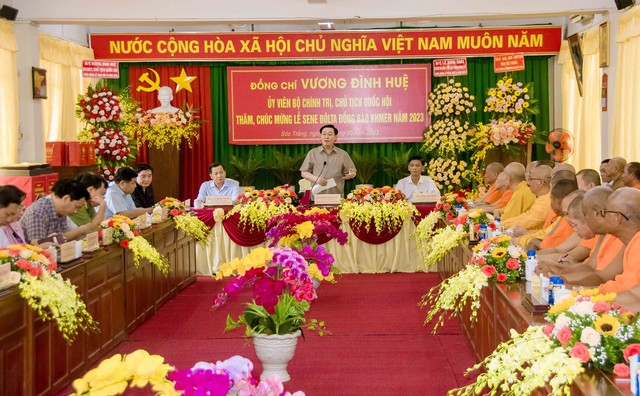 Chủ tịch Quốc hội Vương Đình Huệ thăm, chúc mừng Lễ Sene Dolta đồng bào Khmer.