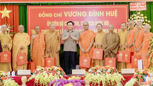 Chủ tịch Quốc hội Vương Đình Huệ tặng quà cho Ban Trị sự Giáo hội Phật giáo tỉnh.