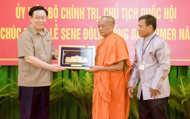 Chủ tịch Quốc hội Vương Đình Huệ tặng quà cho Hội Đoàn kết sư sãi yêu nước tỉnh.