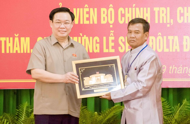 Chủ tịch Quốc hội Vương Đình Huệ tặng quà cho Trường Bổ túc Văn hóa Pali Trung cấp Nam bộ.