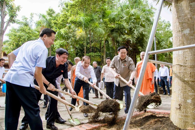Chủ tịch Quốc hội Vương Đình Huệ cùng Phó Thủ tướng Chính phủ Lê Minh Khái và đoàn công tác Quốc hội trồng cây lưu niệm tại khuôn viên Trường Bổ túc Văn hóa Pali Trung cấp Nam bộ.