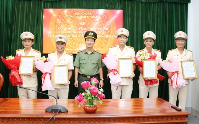 Thừa ủy quyền của Bộ trưởng Bộ Công an, Đại tá Lê Phú Thạnh - Phó Bí thư Đảng ủy, Phó Giám đốc Công an tỉnh An Giang tặng hoa chúc mừng và trao quyết định thăng cấp bậc hàm từ Trung tá lên Thượng tá cho 5 đồng chí.