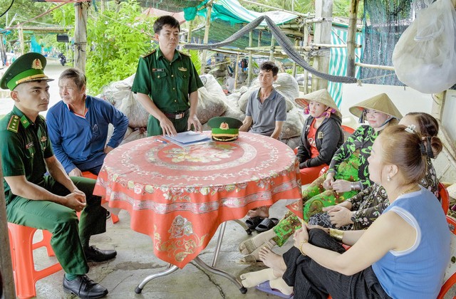 Cán bộ đồn Biên phòng Hòn Sơn tổ chức họp dân tuyên truyền IUU đến người thân của ngư dân tại ấp Bãi Bấc, xã Lại Sơn, huyện Kiên Hải.