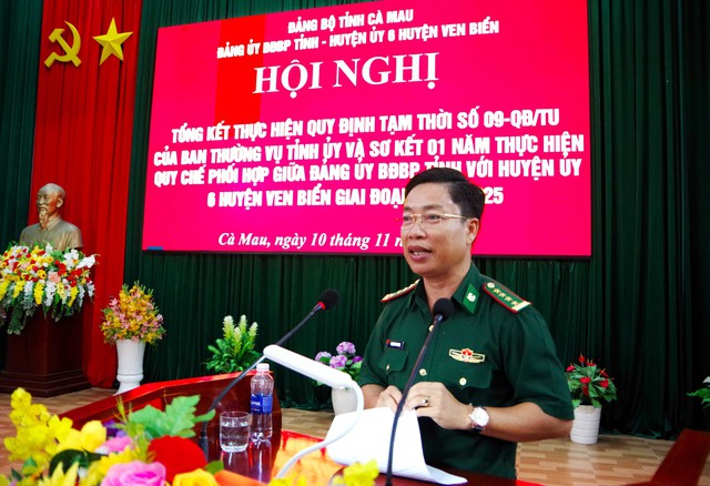 Đại tá Phạm Minh Giang - Bí thư Đảng ủy, Chính ủy BĐBP tỉnh điều hành Hội nghị.