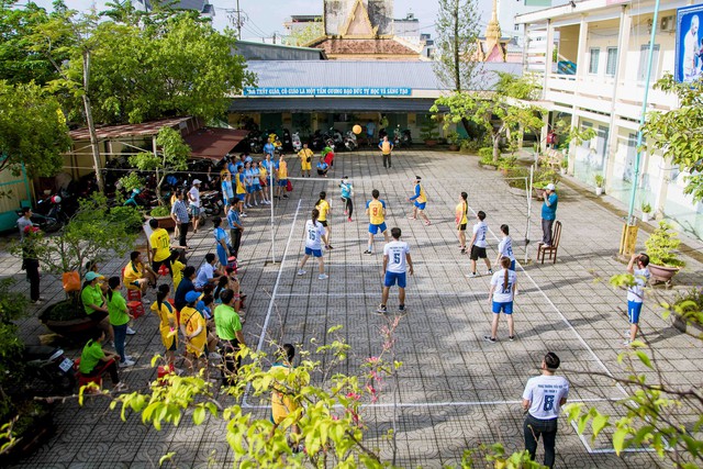 Đội bóng chuyền hơi Hội cha mẹ học sinh Trường Tiểu học thị trấn 1 và Đội bóng chuyền hơi Đảng ủy, UBND thị trấn Vĩnh Thuận thi đấu vòng loại.