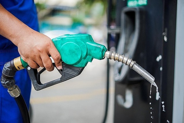 Lùi ngày điều chỉnh giá xăng dầu trong nước sang 13/11- Ảnh 1.