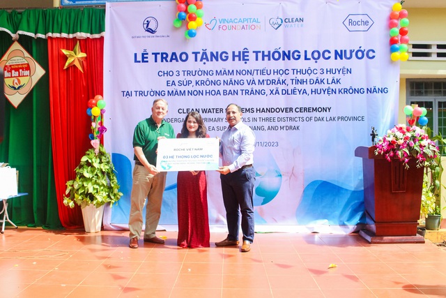Roche Việt Nam và VinaCapital Foundation chung tay mang nước sạch đến trẻ em Đắk Lắk- Ảnh 1.