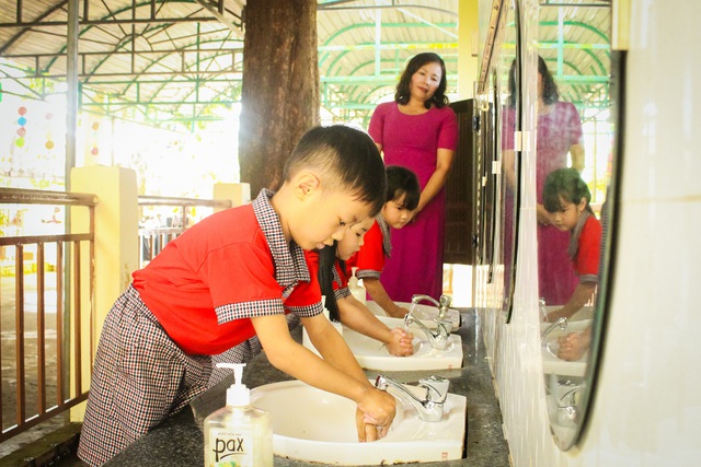 Roche Việt Nam và VinaCapital Foundation chung tay mang nước sạch đến trẻ em Đắk Lắk- Ảnh 2.