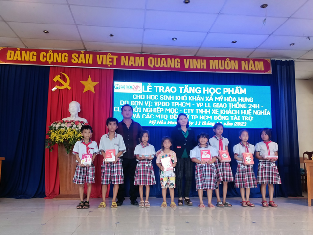 Trao tặng học phẩm cho học sinh nghèo hiếu học tại An Giang- Ảnh 1.