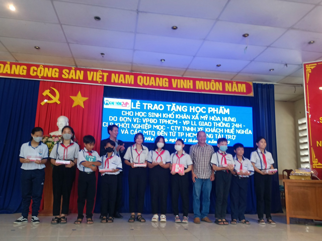 Trao tặng học phẩm cho học sinh nghèo hiếu học tại An Giang- Ảnh 3.