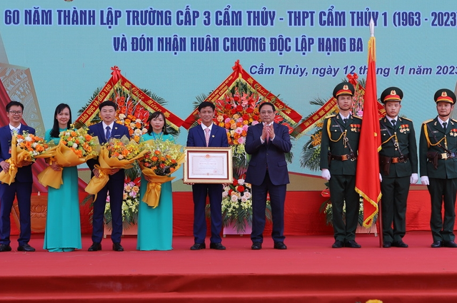Thanh Hóa: Thủ tướng Chính phủ Phạm Minh Chính dự lễ kỷ niệm 60 năm thành lập Trường THPT Cẩm Thủy 1 - Ảnh 2.