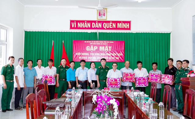 Tặng quà cho đại biểu là bộ cốt cán, người có uy tín, các gương điển hình tiến tiến trong vùng đồng bào dân tộc thiểu số khu vực biên giới biển huyện Cù Lao Dung.