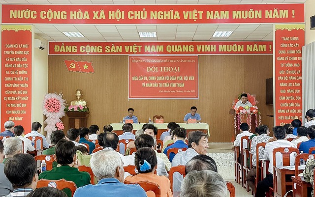 Quang cảnh buổi đối thoại giữa người đứng đầu cấp uỷ, chính quyền với đoàn viên, hội viên và nhân dân thị trấn Vĩnh Thuận.
