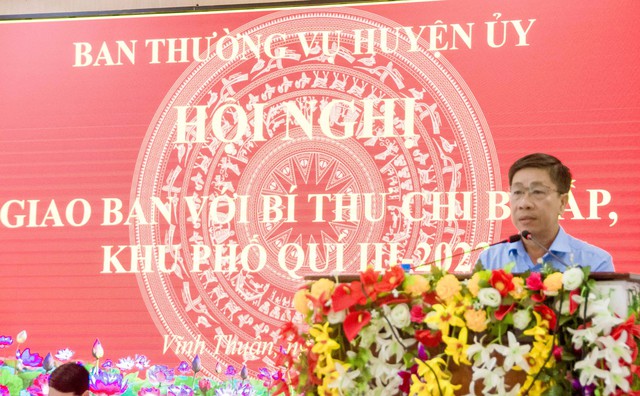 Ông Nguyễn Văn Thoàn, Phó Bí thư Thường trực Huyện ủy, Chủ tịch HĐND huyện Vĩnh Thuận báo cáo tình hình, kết quả thực hiện nhiệm vụ 10 tháng đầu năm và chương trình chỉ đạo 2 tháng cuối năm 2023.