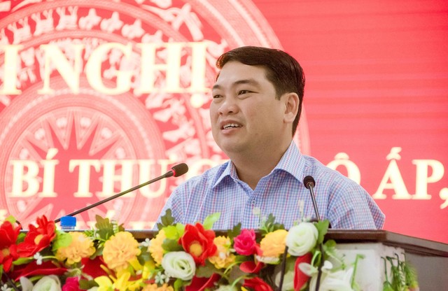Ông Lê Trung Hồ - Tỉnh ủy viên, Bí thư Huyện ủy, Chủ tịch UBND huyện Vĩnh Thuận phát biểu kết luận hội nghị.