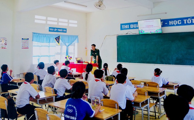 Cán bộ đội Vận động quần chúng đồn Biên phòng Lai Hòa, BĐBP Sóc Trăng giới thiệu về chủ quyền biển, đảo cho các em học sinh.