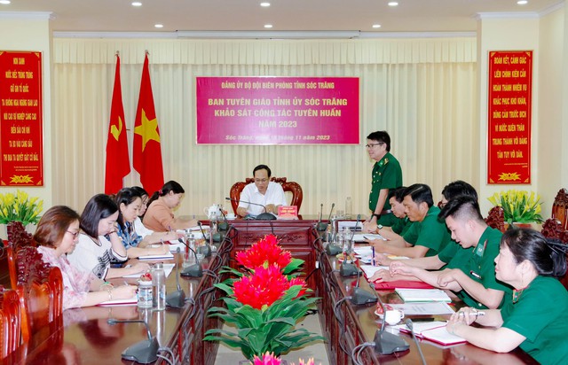 Đại tá Lê Văn Anh, Phó chính ủy BĐBP tỉnh phát biểu tại buổi khảo sát.