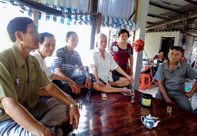Hội CCB trên địa bàn xã Vĩnh Phong thăm hỏi và chia sẻ về tình hình phát triển kinh tế của hội viên.
