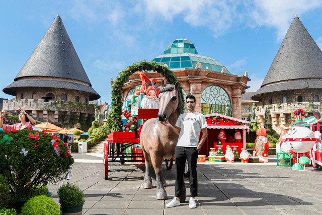 Du khách nước ngoài thích thú check in với xe ngựa chở quà Giáng sinh