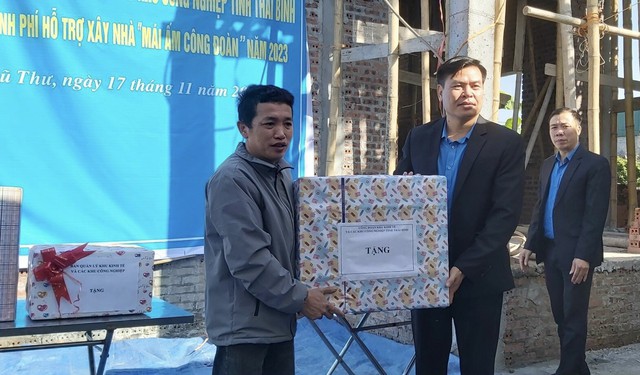 Lãnh đạo Công đoàn Khu kinh tế và các Khu công nghiệp tỉnh trao quà động viên, chúc mừng gia đình đoàn viên Nguyễn Trung Tính . Ảnh: Bá Mạnh