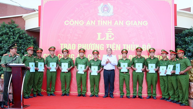 Ông Nguyễn Thanh Bình, Phó Bí thư Tỉnh ủy, Chủ tịch UBND tỉnh trao Quyết định trang bị xe ô tô tải cho Công an các xã, thị trấn.