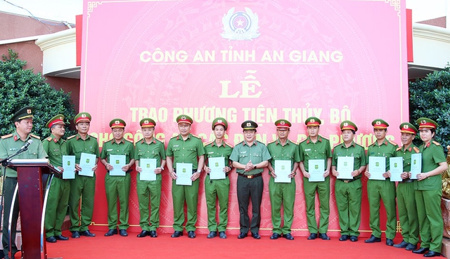 Đại tá Lâm Phước Nguyên, Bí thư Đảng ủy, Giám đốc Công an tỉnh trao Quyết định trang bị xe ô tô tải cho Công an các xã, thị trấn.