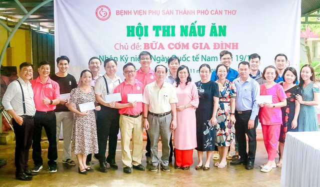 BSCKII Nguyễn Hữu Dự - Giám đốc Bệnh viện Phụ sản thành phố Cần Thơ trao giải cho các đội thi.