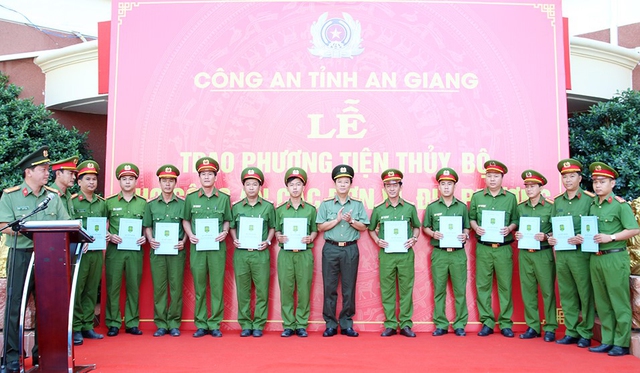 Đại tá Lê Phú Thạnh, Phó Bí thư Đảng ủy, Phó Giám đốc Công an tỉnh trao Quyết định trang bị xe ô tô tải cho Công an các xã, thị trấn.