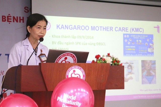 BSCKII Nguyễn Thị Ngọc Hà - Trưởng khoa Nhi Sơ sinh báo cáo về chương trình chăm sóc Kangaroo Mother Care.