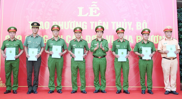 Đại tá Bùi Tấn Ân, Phó Giám đốc Công an tỉnh trao Quyết định trang bị ca nô cho phòng Cảnh sát giao thông Công an tỉnh và Công an các huyện, thị xã.